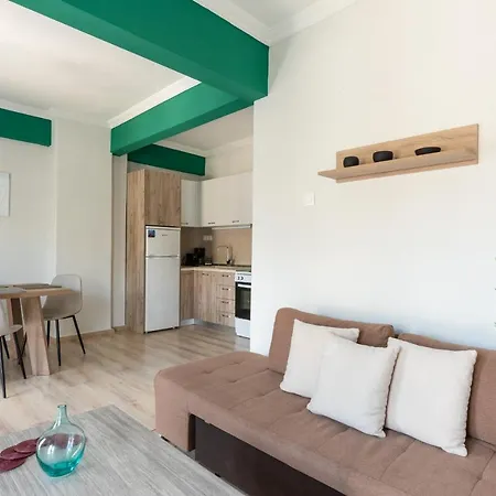 Cozy Next To Center *