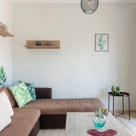 Cozy Next To Center *