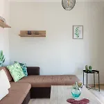 Cozy Next To Center *