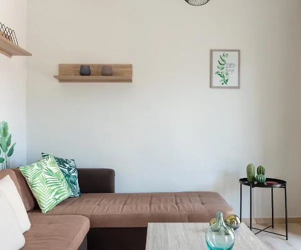 Cozy Next To Center *